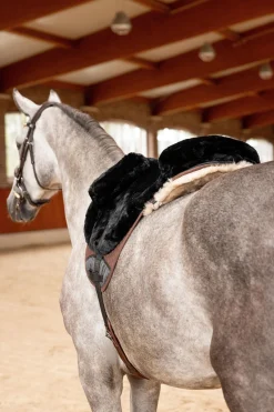 Horze ridematte i sauefell